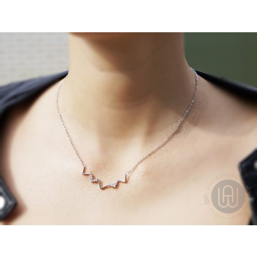 Nyaklánc köves V mintával