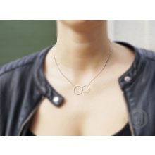 Nyaklánc kapcsolódó kör motívummal