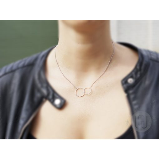 Nyaklánc kapcsolódó kör motívummal