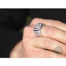 Gyűrű hangsúlyos stílusú, ezüst kövekkel