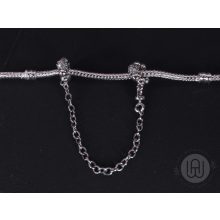 Biztonsági lánc, gyöngyök és pavé 