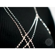 Testlánc, ezüst színű X melldísz