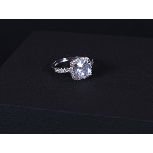 Gyűrű egy soros ezüst kocka köves pave díszítéssel