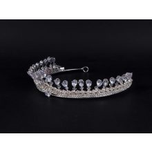 Fejdísz, ezüst csillogó köves korona (diadém)