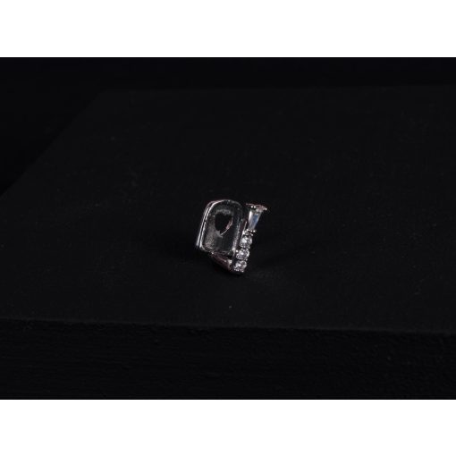 Fog grillz, fog közre helyezhető háromszög kővel