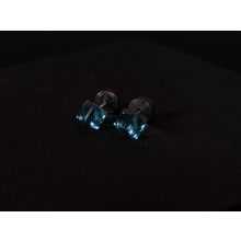 Kényelmes fülbevaló ezüst színben, kék kocka kővel