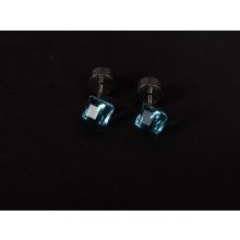 Kényelmes fülbevaló ezüst színben, kék kocka kővel