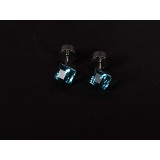 Kényelmes fülbevaló ezüst színben, kék kocka kővel
