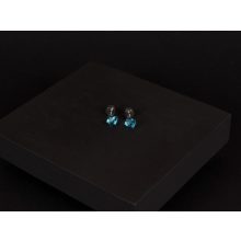 Kényelmes fülbevaló ezüst színben, kék kocka kővel