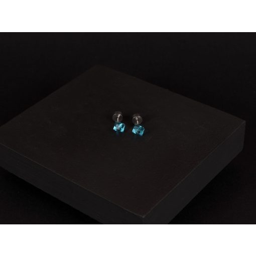 Kényelmes fülbevaló ezüst színben, kék kocka kővel